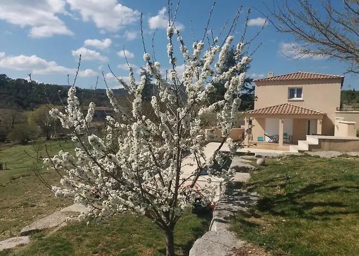 And Large, Beautiful Pool Apartmán